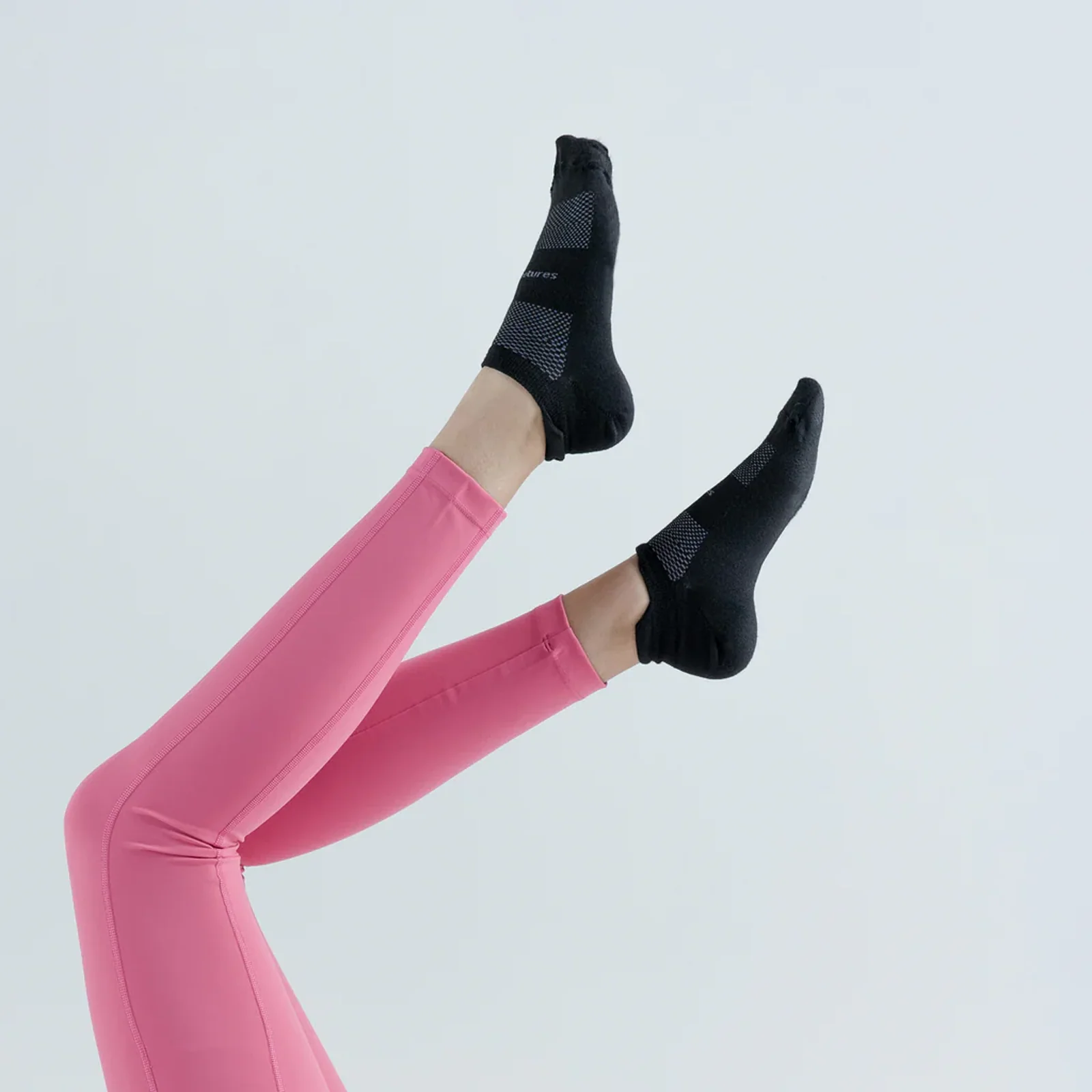Feetures High Performance Ultra Light No Show Tab Sock (Unisex) - Black - Image 3