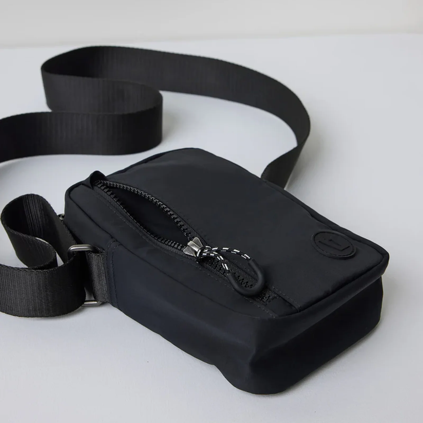 Vuori All Around Crossbody Bag - Black - Image 4