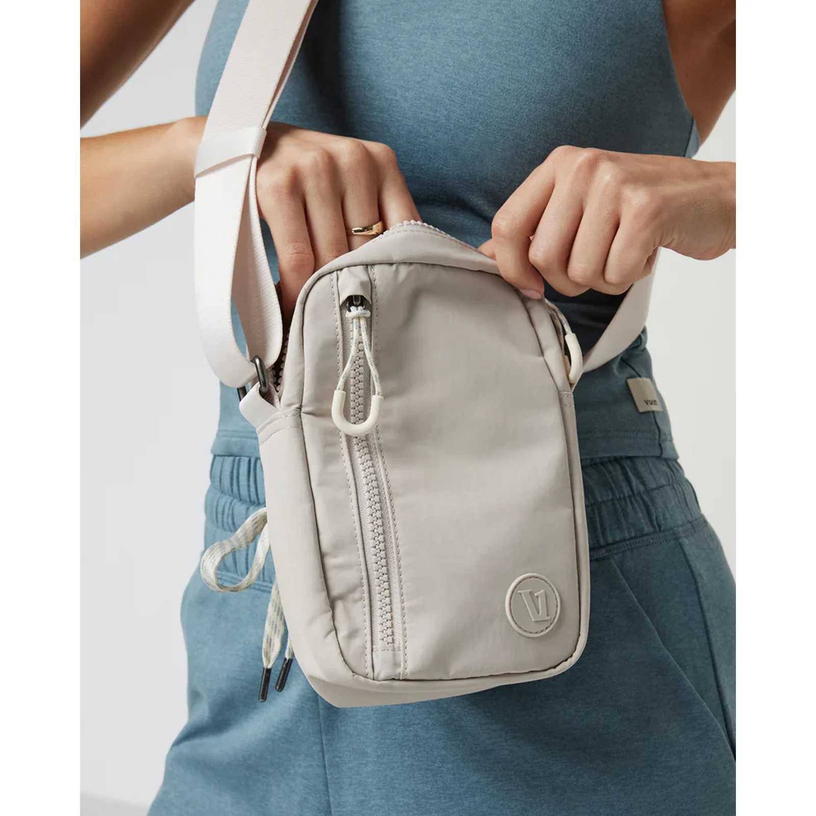 Vuori All Around Crossbody Bag - Ecru - Image 6